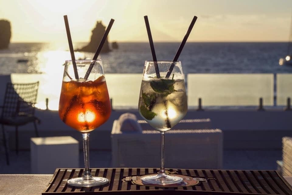 Lounge Bar Les Sables Noirs, una terrazza sul mare